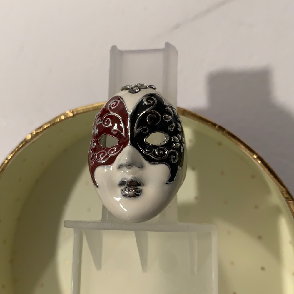 Ring with design inspiration from the Phantom of the Opera